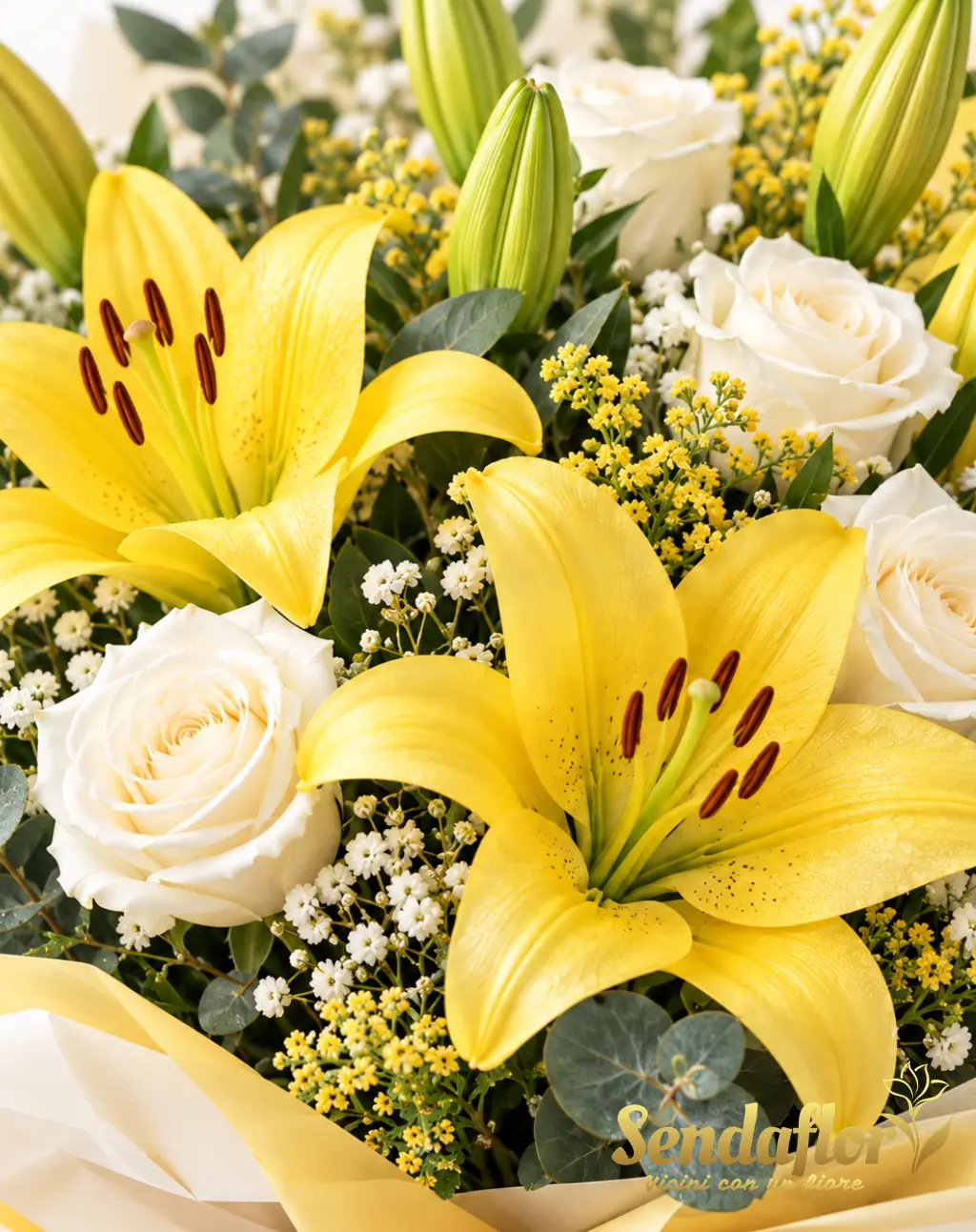 Sole e avorio – Bouquet di lilium gialli e rose bianche